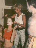 Grimage, maquillage, tatouage sont loin d'obir aux seules considrations esthtiques. prparation pour une sance de transe  Paris, 1994.